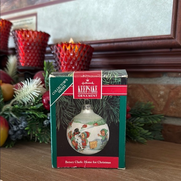 1991 Vintage Hallmark Keepsake Ornament - Betsey Clark Home for Christmas - Picture 1 of 2